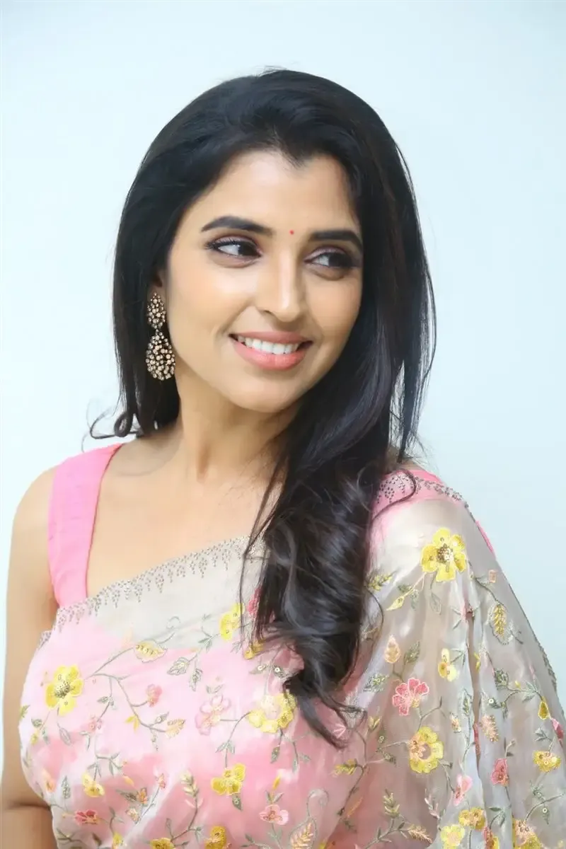 Anchor Shyamala in Pink Saree at Mayapetika Movie Pre Release Event